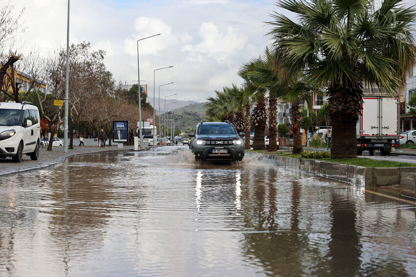 Şiddetli sağanakta ağır bilanço! Dereler taştı, yollar göle döndü, köprüler yıkıldı, okullar tatil edildi