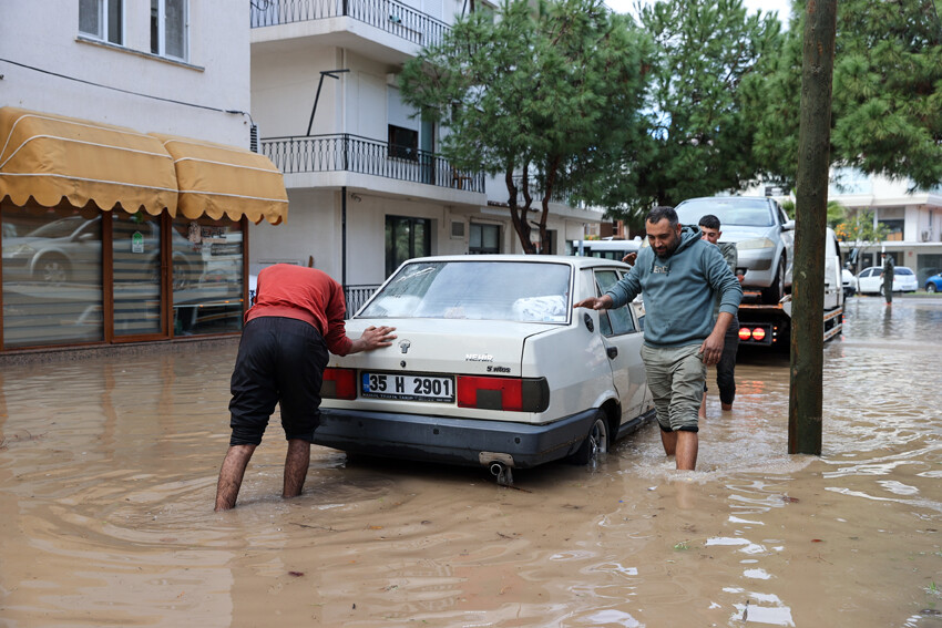 Şiddetli sağanakta ağır bilanço! Dereler taştı, yollar göle döndü, köprüler yıkıldı, okullar tatil edildi