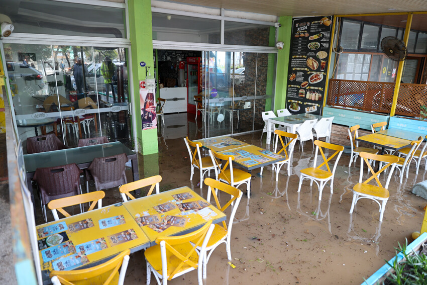 Şiddetli sağanakta ağır bilanço! Dereler taştı, yollar göle döndü, köprüler yıkıldı, okullar tatil edildi