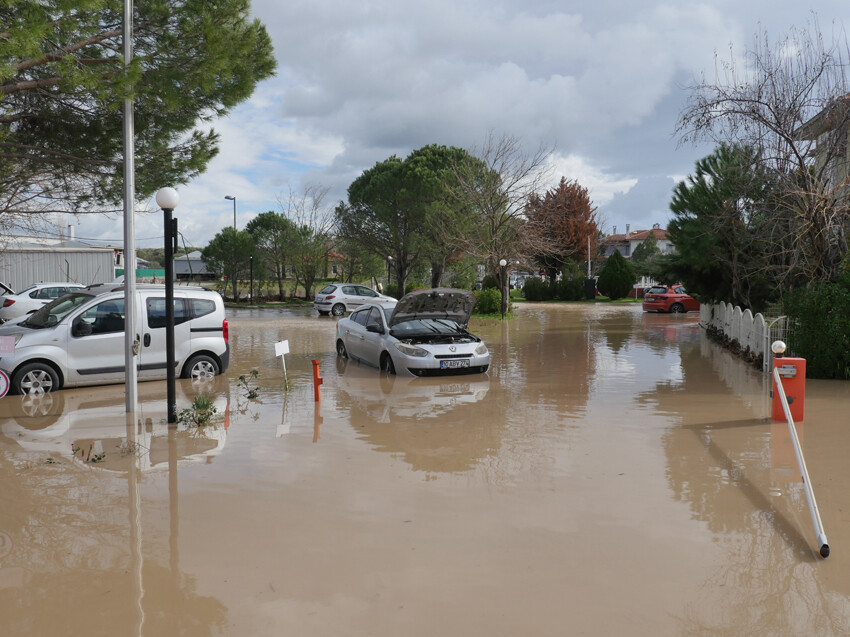 Şiddetli sağanakta ağır bilanço! Dereler taştı, yollar göle döndü, köprüler yıkıldı, okullar tatil edildi