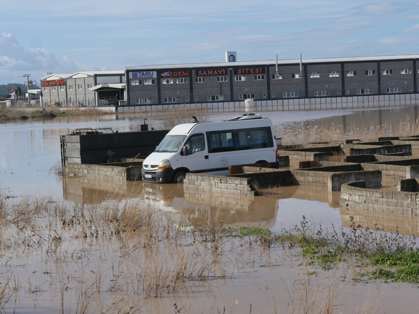 Şiddetli sağanakta ağır bilanço! Dereler taştı, yollar göle döndü, köprüler yıkıldı, okullar tatil edildi