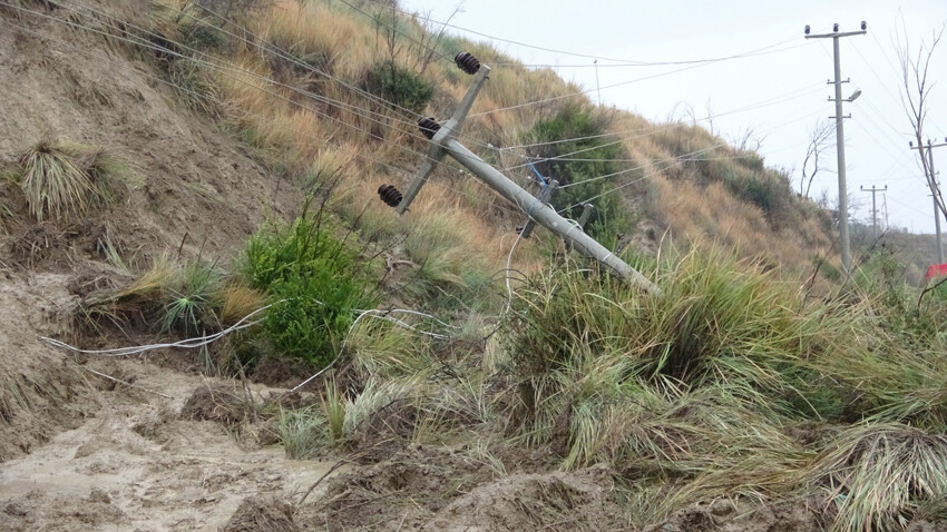 Şiddetli sağanakta ağır bilanço! Dereler taştı, yollar göle döndü, köprüler yıkıldı, okullar tatil edildi