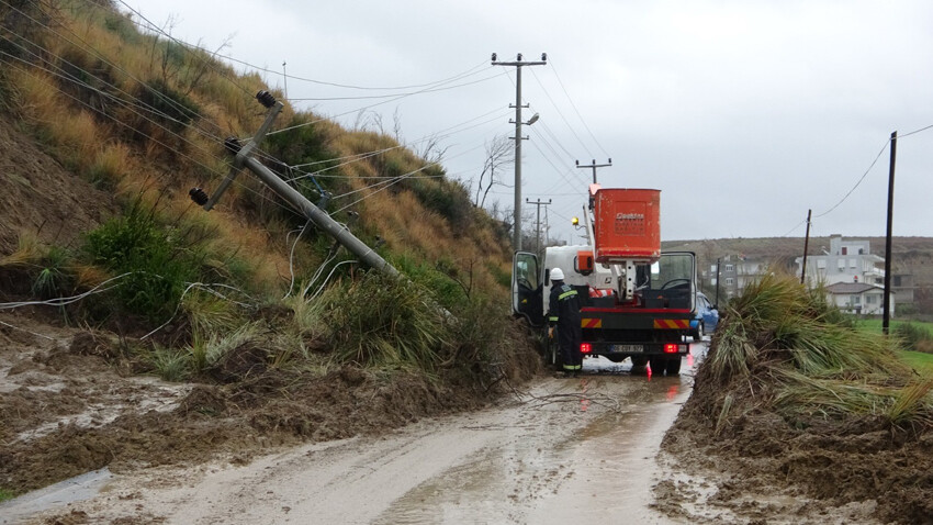 Şiddetli sağanakta ağır bilanço! Dereler taştı, yollar göle döndü, köprüler yıkıldı, okullar tatil edildi