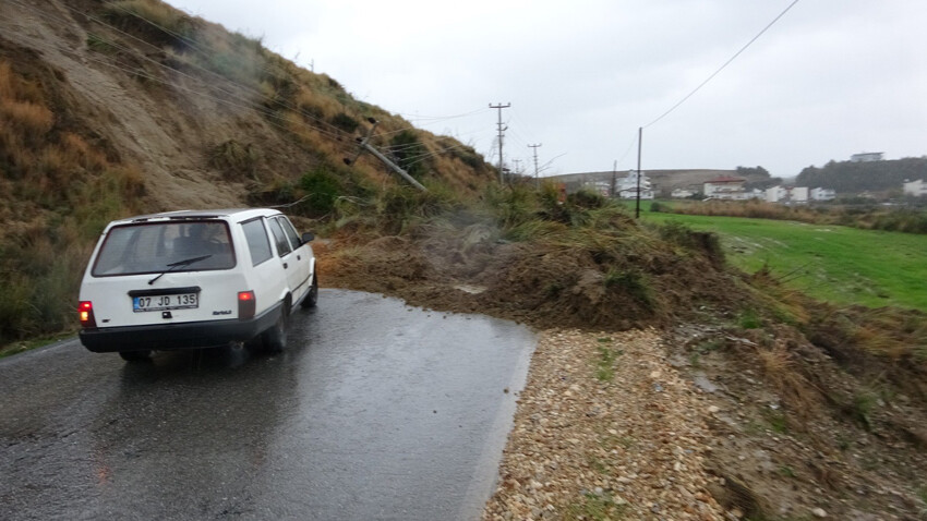Şiddetli sağanakta ağır bilanço! Dereler taştı, yollar göle döndü, köprüler yıkıldı, okullar tatil edildi