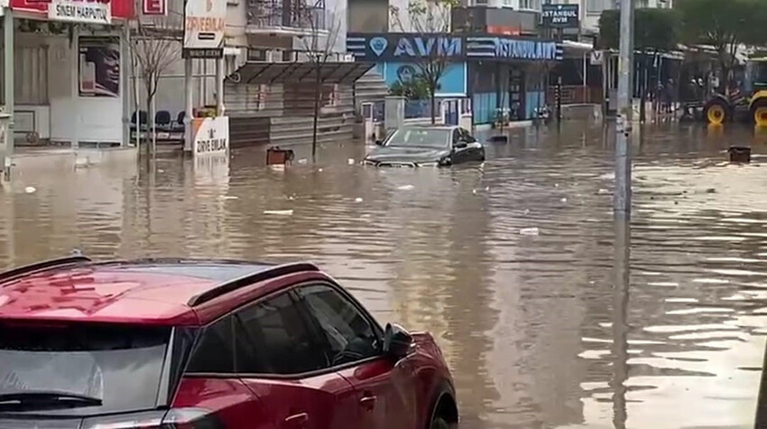 Şiddetli sağanakta ağır bilanço! Dereler taştı, yollar göle döndü, köprüler yıkıldı, okullar tatil edildi