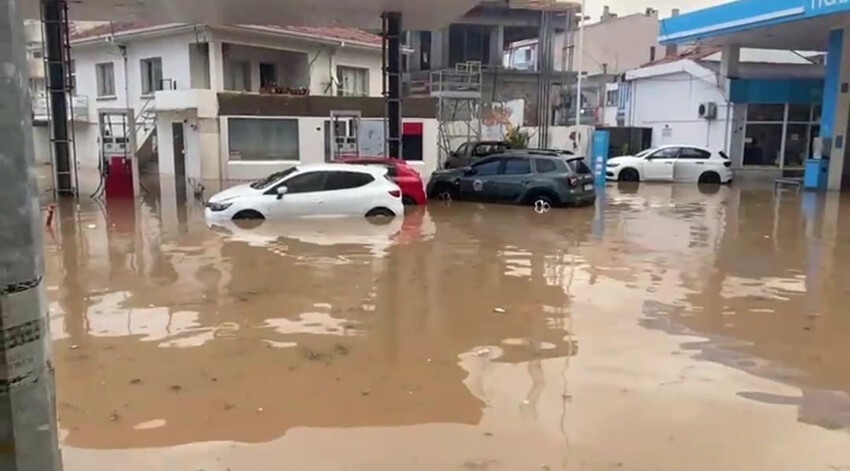 Şiddetli sağanakta ağır bilanço! Dereler taştı, yollar göle döndü, köprüler yıkıldı, okullar tatil edildi