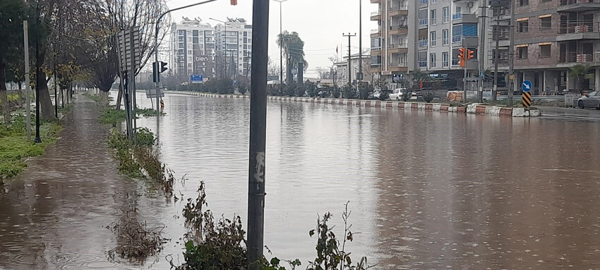 Şiddetli sağanakta ağır bilanço! Dereler taştı, yollar göle döndü, köprüler yıkıldı, okullar tatil edildi