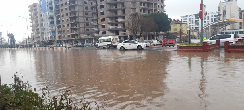 Şiddetli sağanakta ağır bilanço! Dereler taştı, yollar göle döndü, köprüler yıkıldı, okullar tatil edildi
