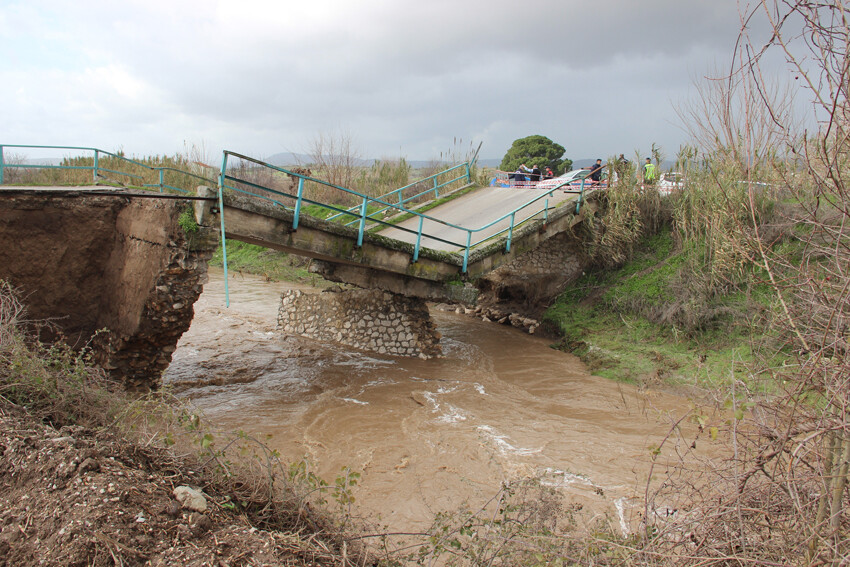 Şiddetli sağanakta ağır bilanço! Dereler taştı, yollar göle döndü, köprüler yıkıldı, okullar tatil edildi