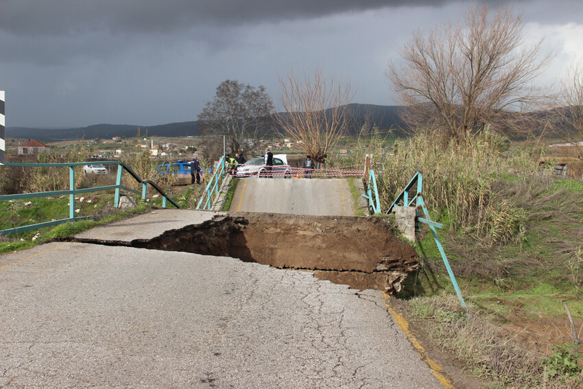 Şiddetli sağanakta ağır bilanço! Dereler taştı, yollar göle döndü, köprüler yıkıldı, okullar tatil edildi