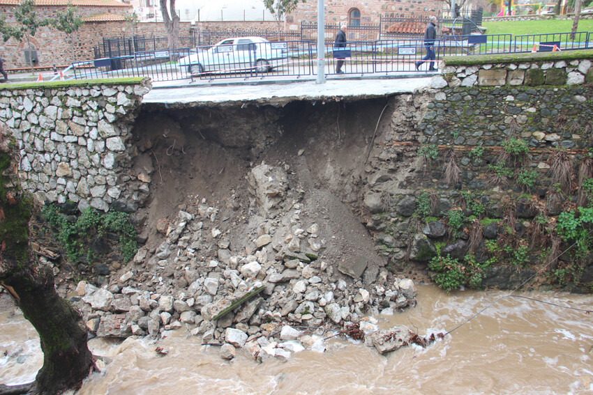 Şiddetli sağanakta ağır bilanço! Dereler taştı, yollar göle döndü, köprüler yıkıldı, okullar tatil edildi