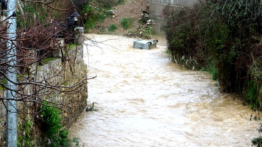 Şiddetli sağanakta ağır bilanço! Dereler taştı, yollar göle döndü, köprüler yıkıldı, okullar tatil edildi