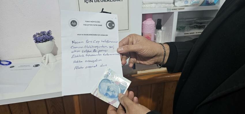 İmamı şaşırtan not... Caminin dilek kutusundan 'vefa' çıktı