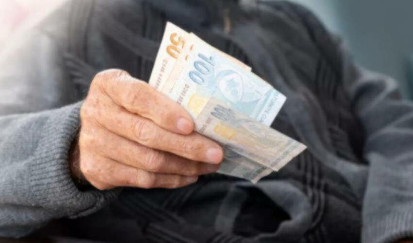 Kabine öncesi emekliye çifte zam müjdesi! Ek artış ve kök ücret detayı belli oldu, işte ödeme takvimi…