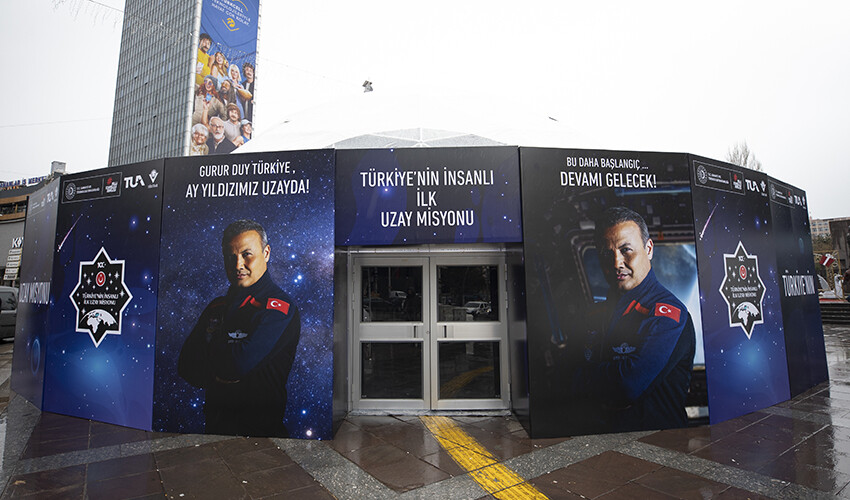 Türkiye'nin ilk insanlı uzay görevi için nefesler tutuldu! Tarihi uzay yolculuğu meydanlardan takip edilecek