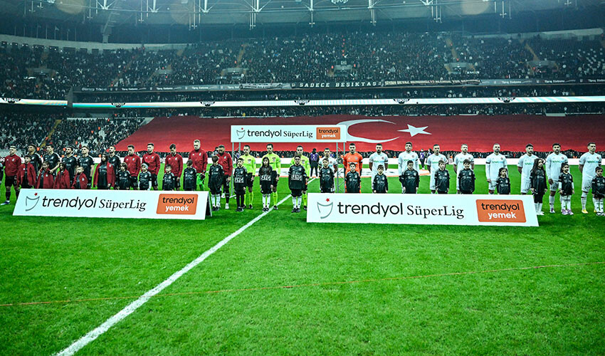 Beşiktaş, Eyüpspor'u ağırlıyor, Arda Turan ve Fernando Santos kapışacak Beşiktaş, Eyüpspor'u ağırlıyor, Arda Turan ve Fernando Santos kapışacak