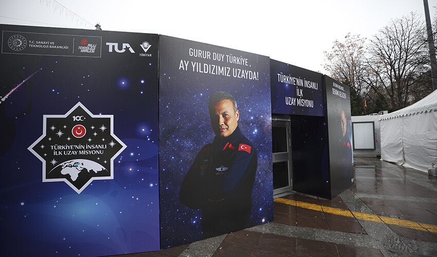 Türkiye'nin ilk insanlı uzay görevi için nefesler tutuldu! Tarihi uzay yolculuğu meydanlardan takip edilecek