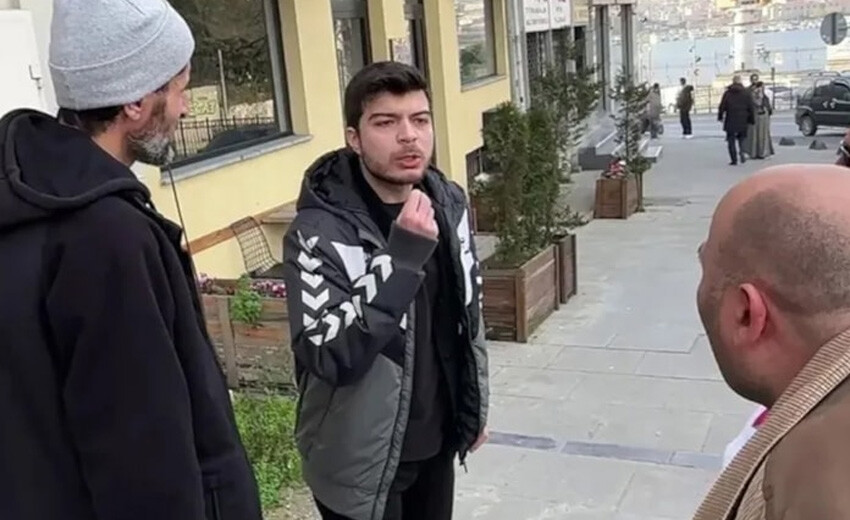 Kelime-i Tehvid bayrağı açan vatandaşa yumruk atan Ege Akersoy tahliye edildi