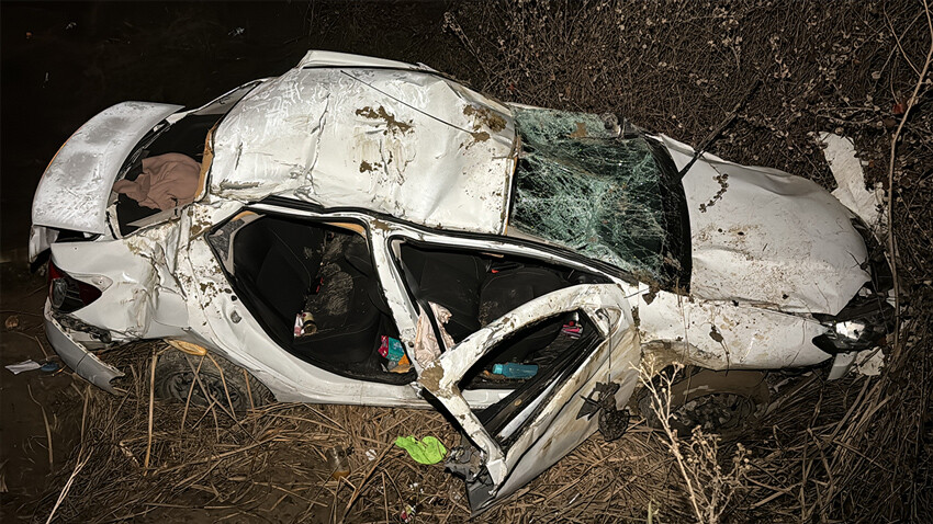 Kontrolden çıkan ambulans şarampole devrildi, yaralılar var