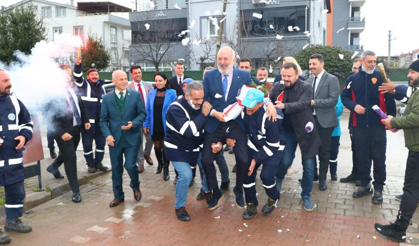 Yüzde 60 zam alan işçiler büyük sevinç yaşadı, belediye başkanını omuzlara çıkardılar Yüzde 60 zam alan işçiler büyük sevinç yaşadı, belediye başkanını omuzlara çıkardılar