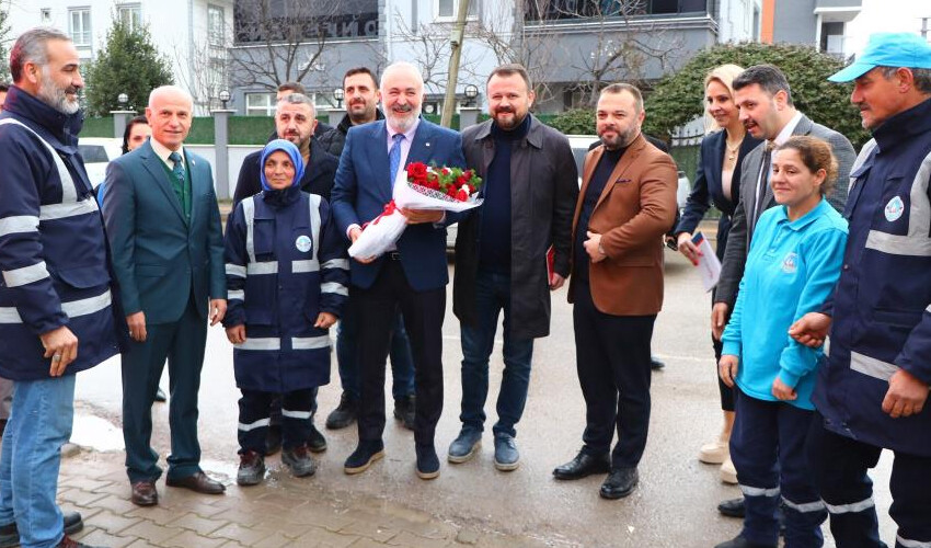 Yüzde 60 zam alan işçiler büyük sevinç yaşadı, belediye başkanını omuzlara çıkardılar Yüzde 60 zam alan işçiler büyük sevinç yaşadı, belediye başkanını omuzlara çıkardılar