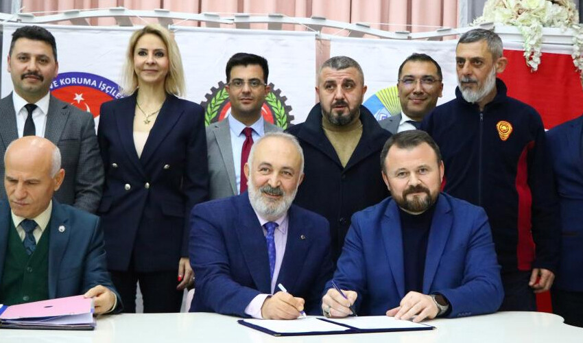 Yüzde 60 zam alan işçiler büyük sevinç yaşadı, belediye başkanını omuzlara çıkardılar Yüzde 60 zam alan işçiler büyük sevinç yaşadı, belediye başkanını omuzlara çıkardılar