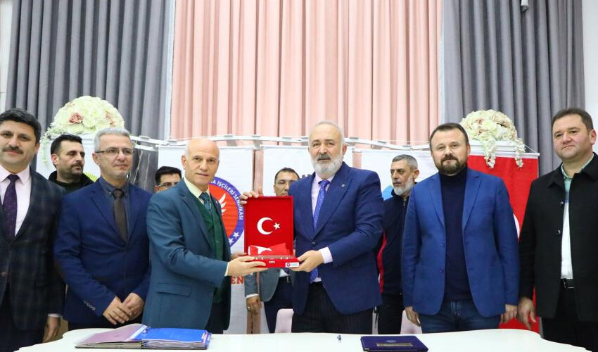 Yüzde 60 zam alan işçiler büyük sevinç yaşadı, belediye başkanını omuzlara çıkardılar Yüzde 60 zam alan işçiler büyük sevinç yaşadı, belediye başkanını omuzlara çıkardılar