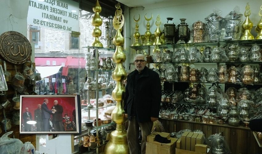 Mesleğin son temsilcilerinden alem ustası 65 yıldır camiler için çalışıyor