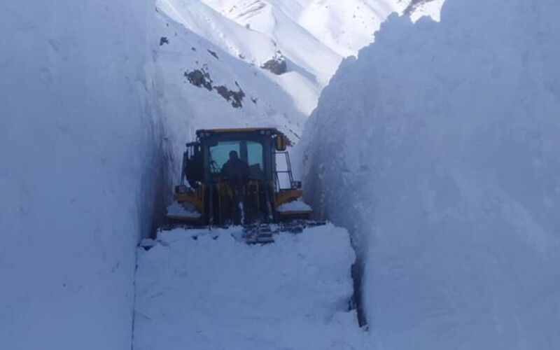 Hakkari’de kar kalınlığı 7 metreye çıktı! Dozerler bile karların arasında kaldı