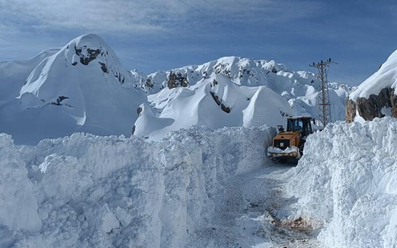 Hakkari’de kar kalınlığı 7 metreye çıktı! Dozerler bile karların arasında kaldı