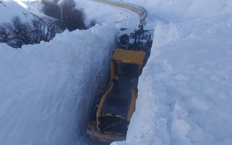 Hakkari’de kar kalınlığı 7 metreye çıktı! Dozerler bile karların arasında kaldı