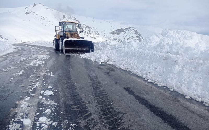 Hakkari’de kar kalınlığı 7 metreye çıktı! Dozerler bile karların arasında kaldı