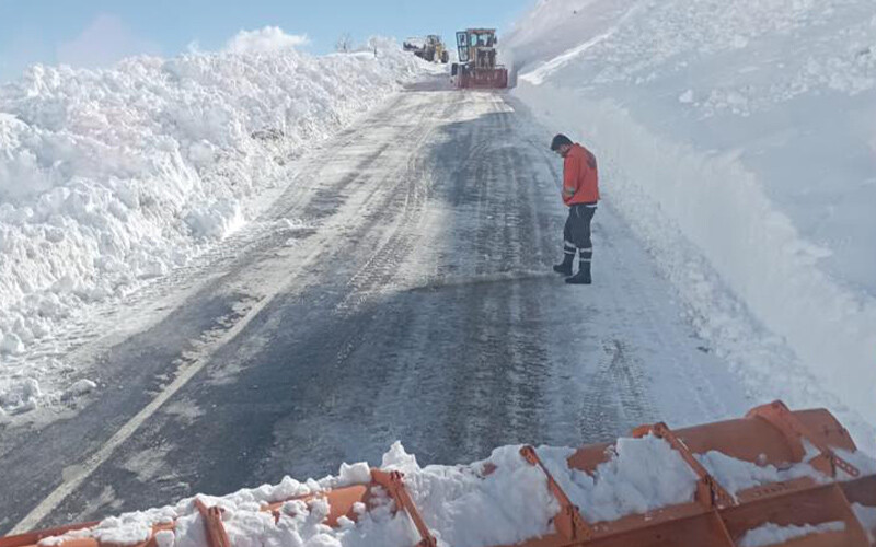 Hakkari’de kar kalınlığı 7 metreye çıktı! Dozerler bile karların arasında kaldı