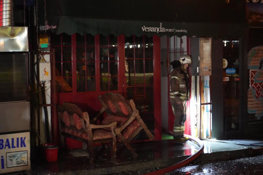 Beyoğlu'nda sıcak saatler! Apart otel cayır cayır yandı, müşteriler kendini sokağa attı