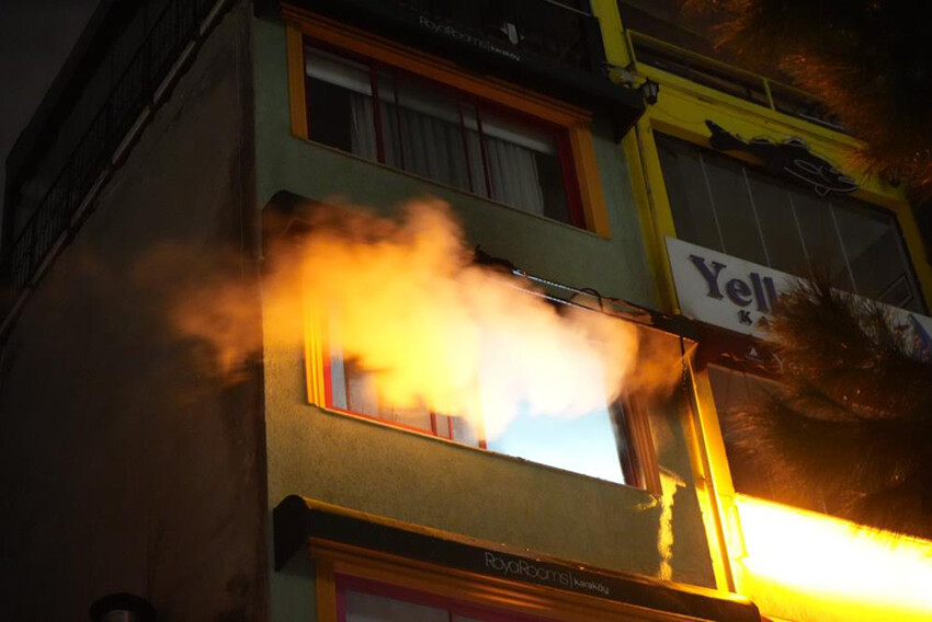 Beyoğlu'nda sıcak saatler! Apart otel cayır cayır yandı, müşteriler kendini sokağa attı