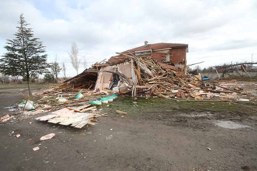 Çalışana sinirlenen müşteri, restoranı iş makinesiyle yerle bir etti
