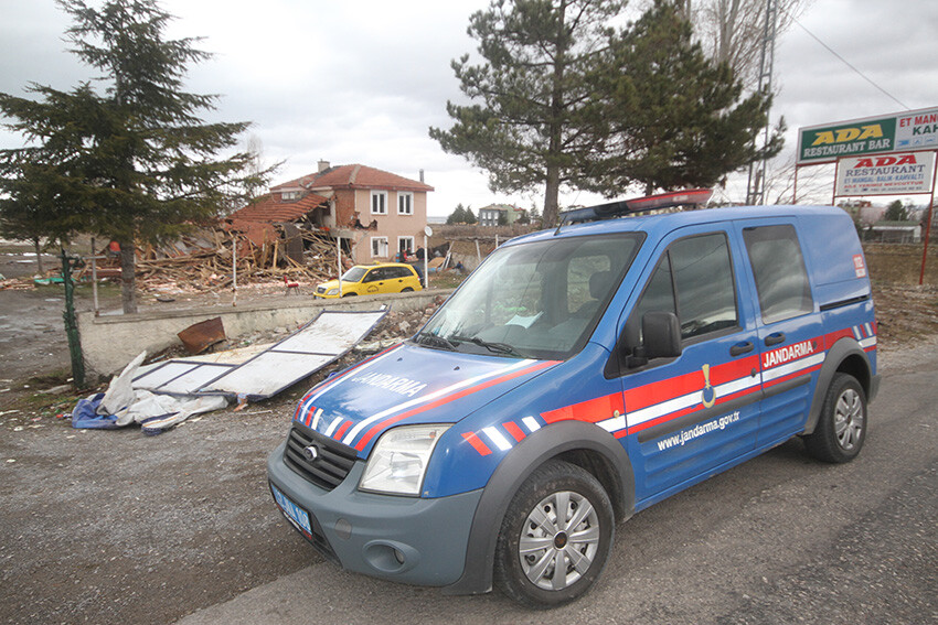 Çalışana sinirlenen müşteri, restoranı iş makinesiyle yerle bir etti