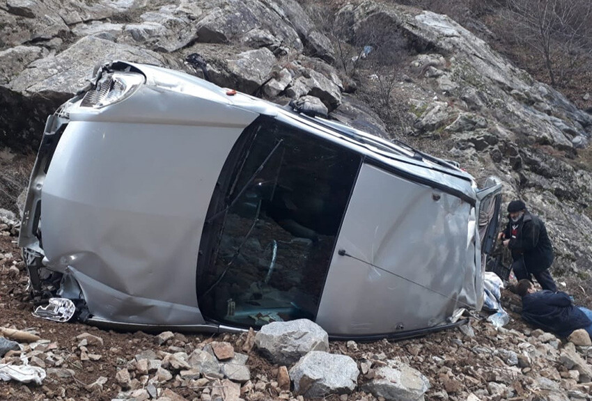 Artvin'de feci kaza: Çaya uçan araç hurdaya döndü Artvin'de feci kaza: Çaya uçan araç hurdaya döndü