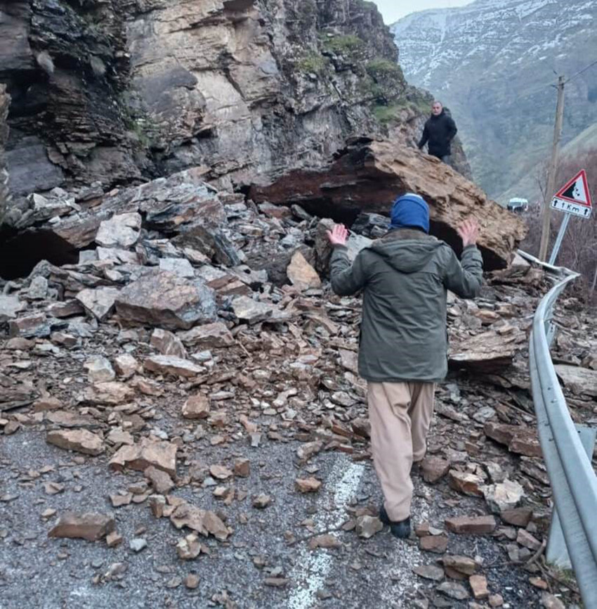 Hakkari-Çukurca yolunda heyelan: Yol ulaşıma kapandı