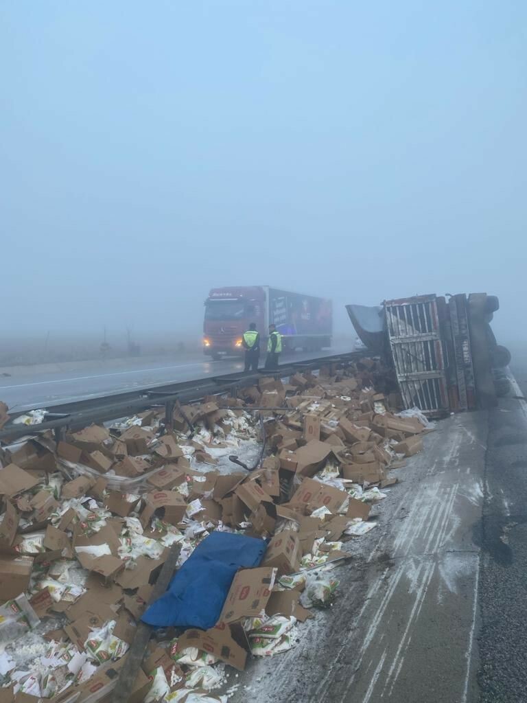Tır kontrolden çıktı, 25 ton yollara döküldü Tır kontrolden çıktı, 25 ton yollara döküldü