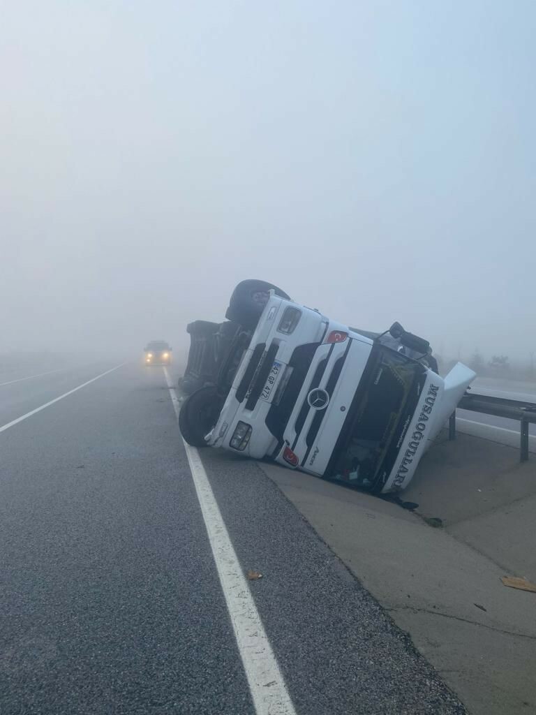 Tır kontrolden çıktı, 25 ton yollara döküldü Tır kontrolden çıktı, 25 ton yollara döküldü