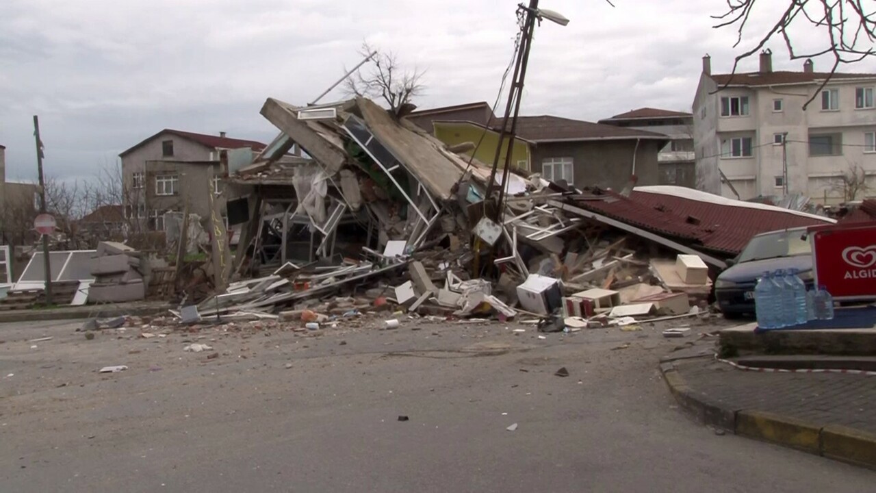 Ümraniye'de yan yana bulunan 2 bina çöktü