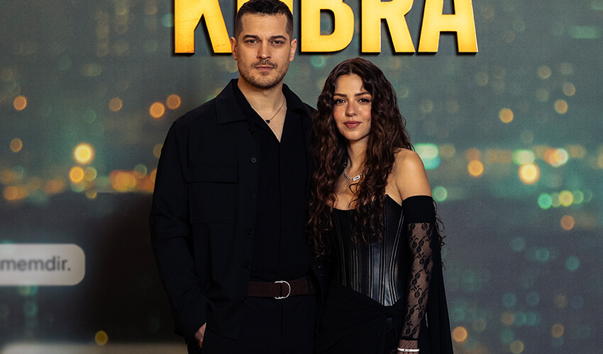 Çağatay Ulusoy’dan galaya damga vuran imaj… Saçı sakalı birbirine karışmış halini unutun Çağatay Ulusoy’dan galaya damga vuran imaj… Saçı sakalı birbirine karışmış halini unutun