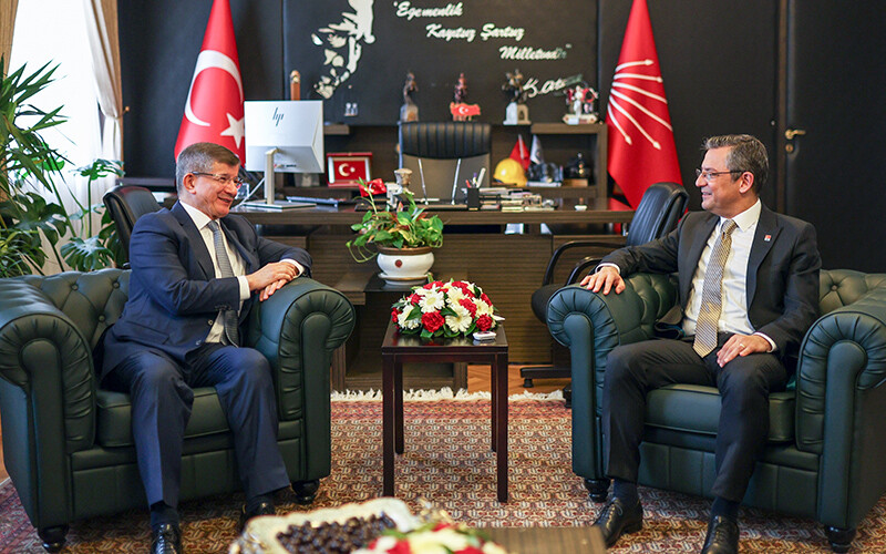 Davutoğlu'ndan Özel'e sürpriz ziyaret