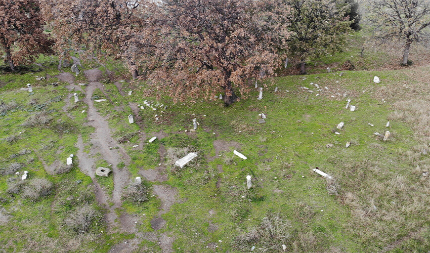 Fransızların saldırdığı Çanakkale'deki tarihi mezarlığın içler acısı hali görenleri üzüyor