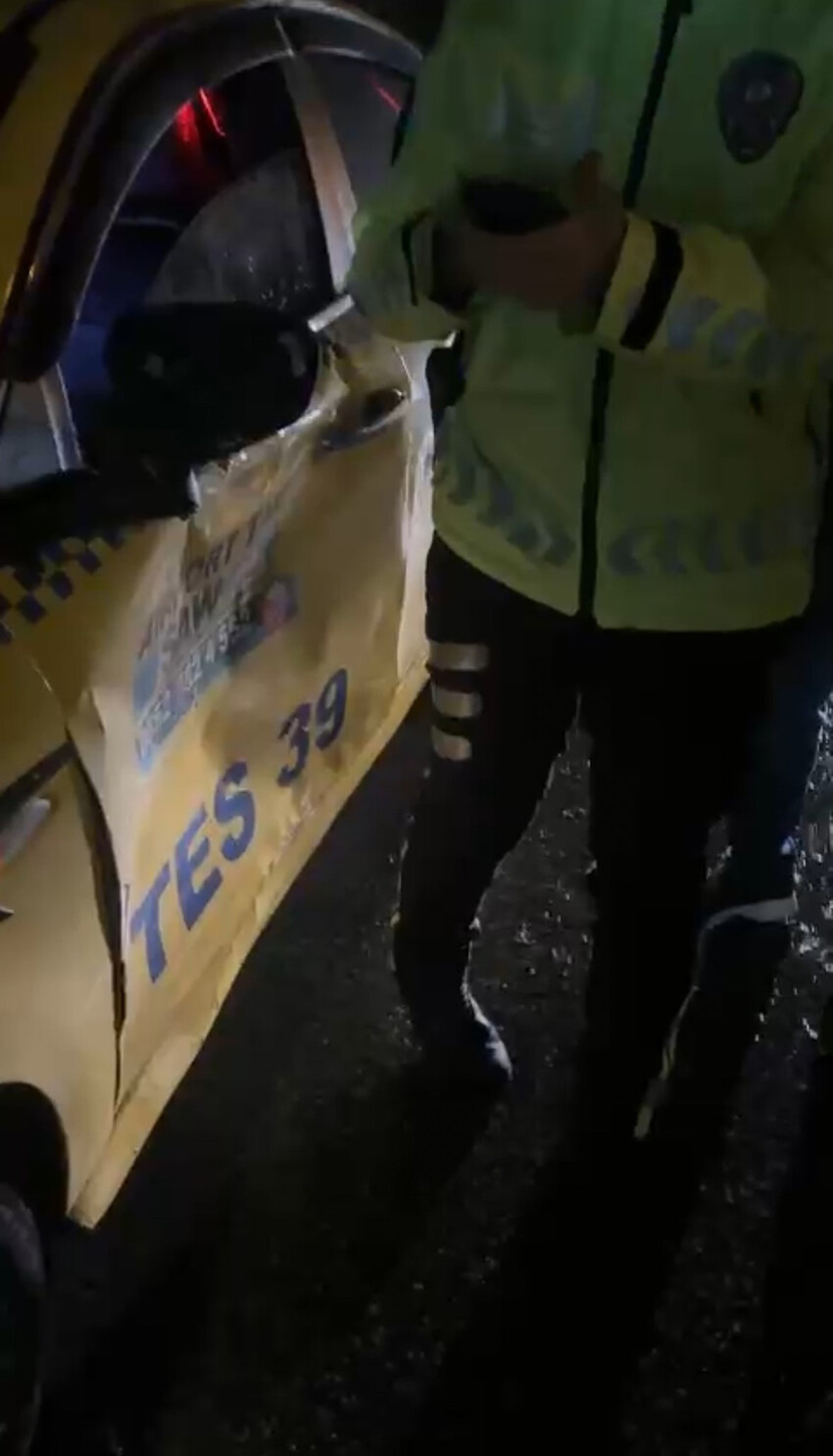 Hem kazalı araçla trafiğe çıktı hem de polise direndi