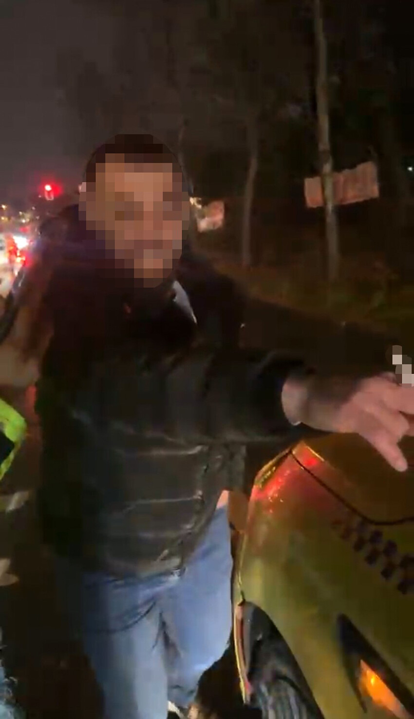 Hem kazalı araçla trafiğe çıktı hem de polise direndi