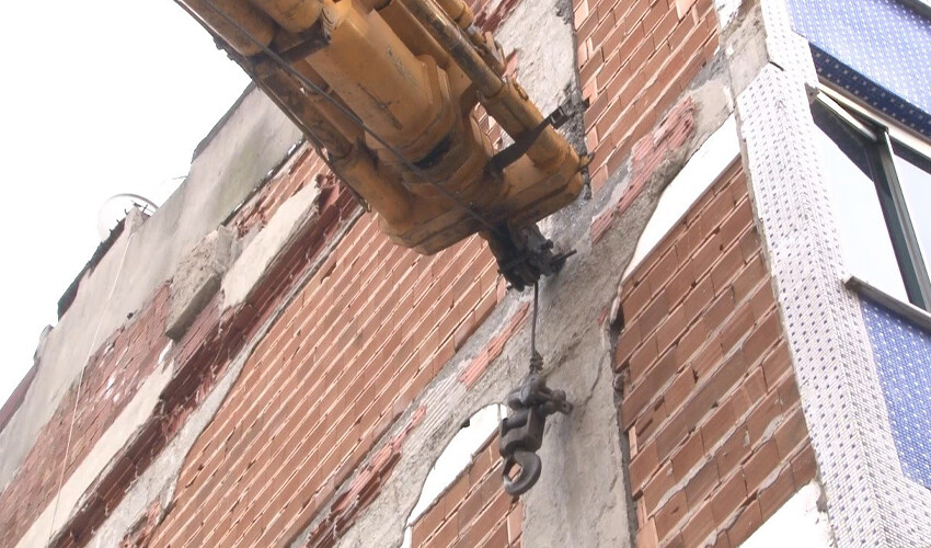 İstanbul'da toprak kayması! 2 binayı vinçler tutuyor