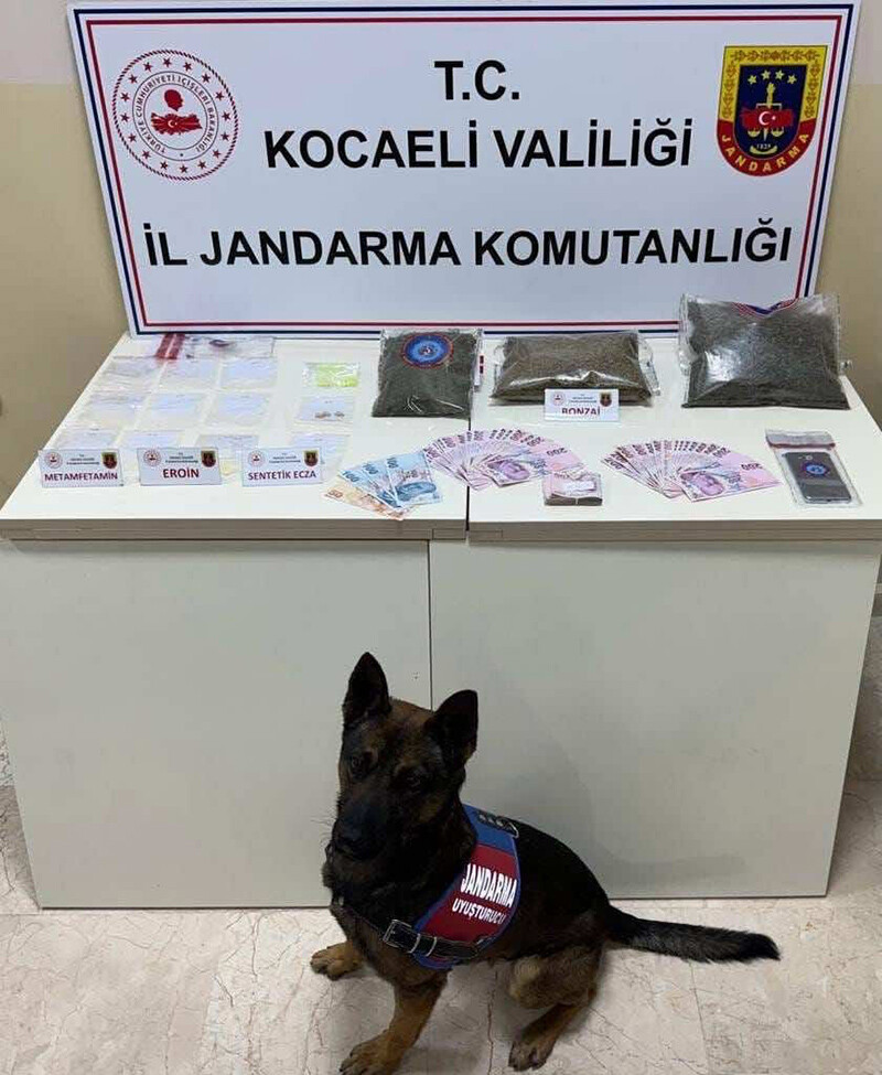 Kocaeli'de aksiyon filmlerini aratmayan uyuşturucu operasyonu! Kaçmak istediler, kaza yaptılar Kocaeli'de aksiyon filmlerini aratmayan uyuşturucu operasyonu! Kaçmak istediler, kaza yaptılar