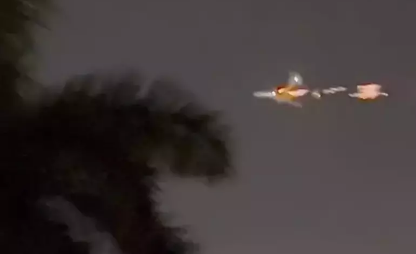 Uçak havada alev topuna döndü, o anlar kameralara yansıdı